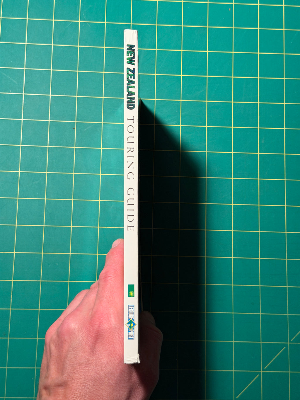 New Zealand: Touring Guide - Paperback, Used Good