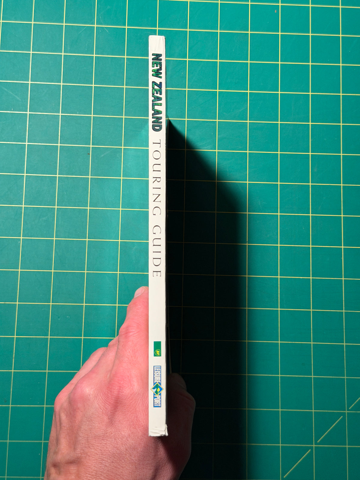 New Zealand: Touring Guide - Paperback, Used Good