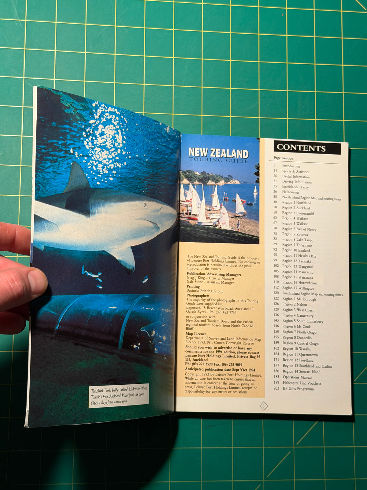 New Zealand: Touring Guide - Paperback, Used Good